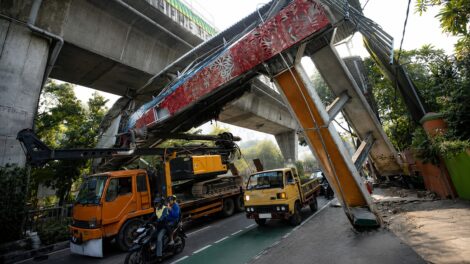 Kondisi jembatan penyeberangan orang di Jalan Kapten Tendean, Jakarta, nyaris roboh setelah tertabrak truk bermuatan alat berat, Selasa (14/7) Dok. (Seputarmedia.id/Reza Aditya )