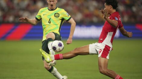 Timnas Indonesia Rafael Struick (kanan) melawan Australia