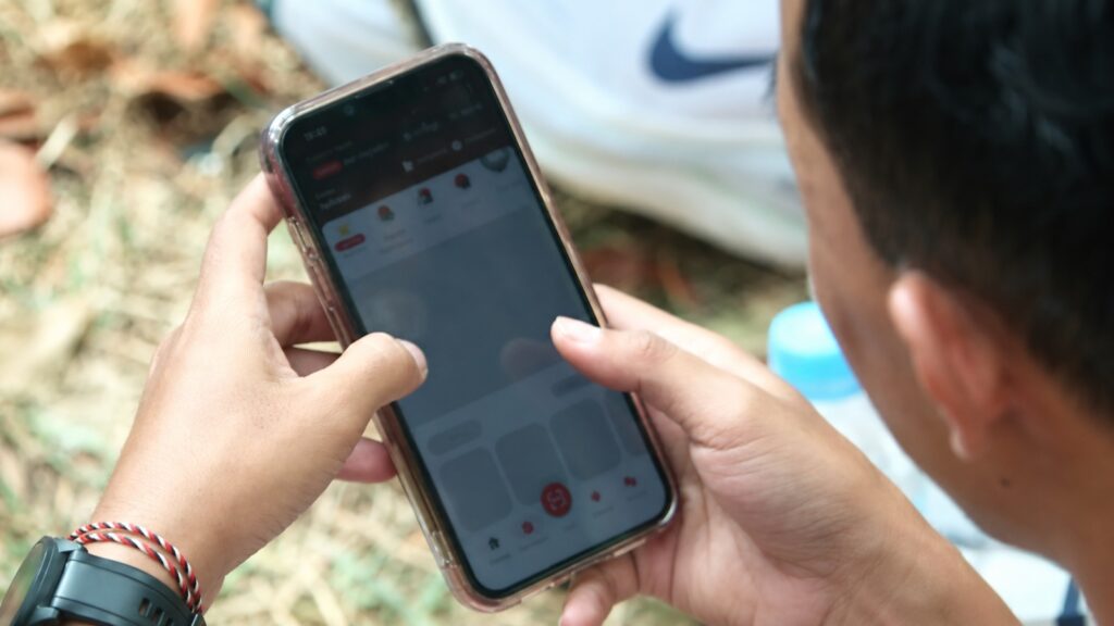 Sedang Buka Sosial Media Dok.(Seputarmedia.id/Reza Aditya)