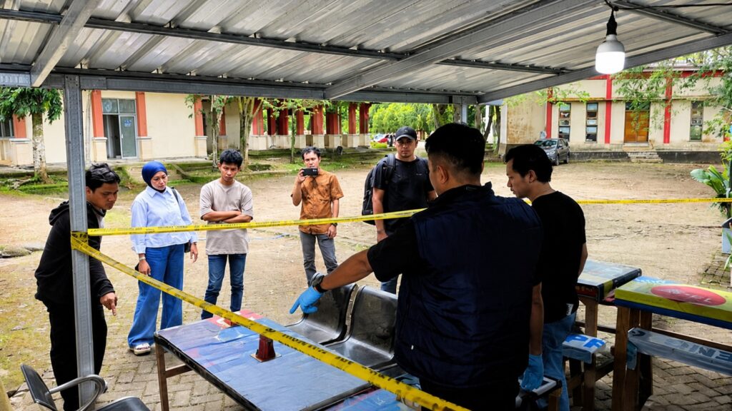 Polisi melakukan olah TKP lokasi Ketua DPRD Dok. (Seputarmedia.id/Reza Aditya)