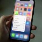 WhatsApp di perangkat iPhone.(Unsplash/Dimitri Karastelev)