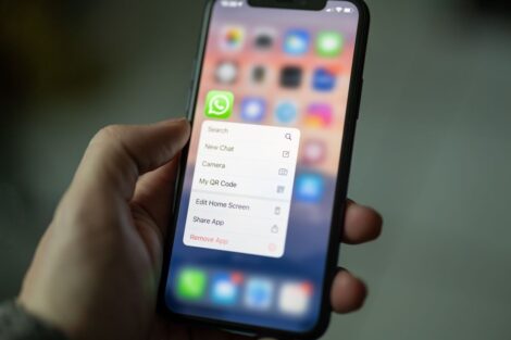 WhatsApp di perangkat iPhone.(Unsplash/Dimitri Karastelev)