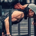 Vanness Wu memulai Hyrox dengan tantangan sled push. Ia tampak mendorong beban itu dengan penuh tenaga. (Foto: dok Instagram vannesswu)