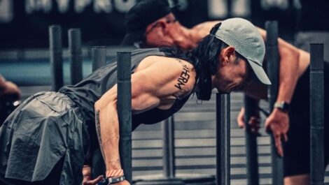 Vanness Wu memulai Hyrox dengan tantangan sled push. Ia tampak mendorong beban itu dengan penuh tenaga. (Foto: dok Instagram vannesswu)
