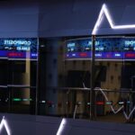 Foto: Layar menampilkan pergerakan Indeks Harga Saham Gabungan (IHSG) di Bursa Efek Indonesia (BEI), Jakarta, Selasa (30/6/2026). (CNBC Indonesia/Tri Susilo)