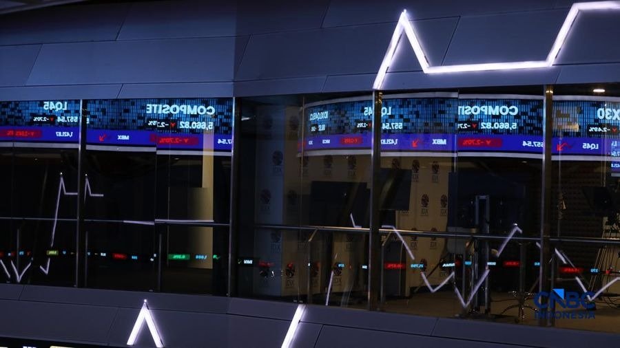 Foto: Layar menampilkan pergerakan Indeks Harga Saham Gabungan (IHSG) di Bursa Efek Indonesia (BEI), Jakarta, Selasa (30/6/2026). (CNBC Indonesia/Tri Susilo)