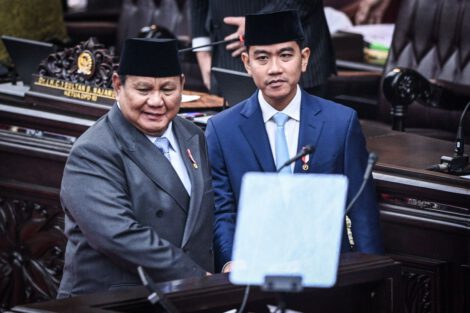 Presiden Prabowo Subianto (kiri) dan Wakil Presiden Gibran Rakabuming Raka (kanan) berjalan bersama usai Sidang Tahunan MPR RI dan Sidang Bersama DPR-DPD RI Tahun 2026 di Kompleks Parlemen, Jakarta, Jumat (14/8/2026). Dalam sidang tahunan tersebut, Presiden Prabowo menyampaikan bahwa selama 21 bulan pemerintahan bekerja, sebanyak 121 kebijakan transformatif telah dijalankan di berbagai sektor untuk menyelesaikan berbagai persoalan bangsa. (ANTARA FOTO/Fauzan)