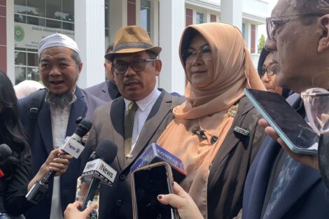 Dokter Tifa bersama tim kuasa hukumnya seusai persidangan pemeriksaan saksi pada Kamis (15/10/2026)(KOMPAS.com/Muhammad Wildan Alghofari)