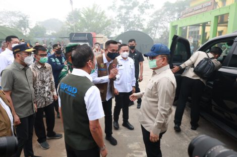 Menteri Koordinator Bidang Politik dan Keamanan (Menko Polkam) Dudung Abdurachman saat meninjau posko dan lokasi kebakaran hutan dan lahan (karhutla) di Kecamatan Sematang Borang, Kota Palembang, Sumatera Selatan, Kamis (15/10/2026).(KOMPAS.com/AJI YK PUTRA)
