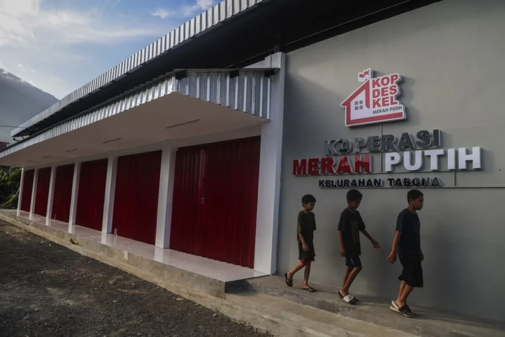 Suasana di depan gerai koperasi desa/kelurahan merah putih di Kelurahan Tabona, Ternate, Maluku Utara, 11 Juli 2026. ANTARA/Andri Saputra