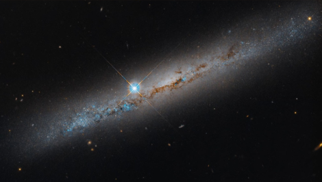 Gambar Teleskop Luar Angkasa Hubble NASA ini menampilkan galaksi spiral menengah NGC 1827 yang terlihat dari samping. (NASA, ESA, Michael Jones (California Institute of Technology); Pemrosesan Gambar: Gladys Kober (NASA/Catholic University of America))