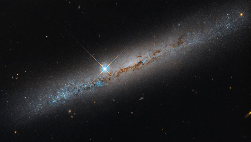 Gambar Teleskop Luar Angkasa Hubble NASA ini menampilkan galaksi spiral menengah NGC 1827 yang terlihat dari samping. (NASA, ESA, Michael Jones (California Institute of Technology); Pemrosesan Gambar: Gladys Kober (NASA/Catholic University of America))