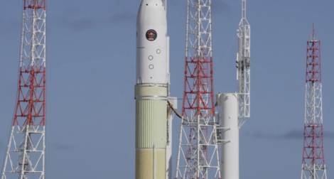 Foto: Roket H3 Siap Meluncur, Jepang Bidik Sampel dari Bulan Mars Sebuah roket H3 yang membawa misi Martian Moons Exploration (MMX) milik Jepang telah dipindahkan ke landasan peluncuran di pulau Tanegashima, wilayah barat daya Jepang, pada Senin (19/10). Foto: Tom Bateman/REUTERS