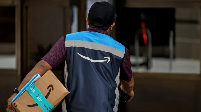 The hiring surge marks Amazon's first increase in holiday recruitment in three years. (David Paul Morris/Bloomberg)