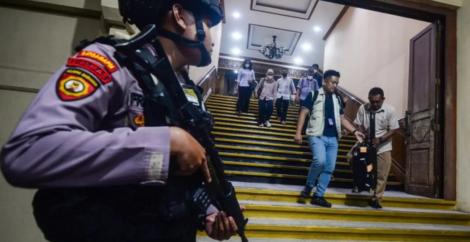 Anggota Polresta Klaten berjaga saat tim Komisi Pemberantasan Korupsi (KPK) usai melakukan penggeledahan di Kantor Pemerintah Kabupaten Klaten (dok: Antara)
