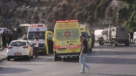 Tentara Israel dan petugas medis berkumpul di dekat ambulans setelah insiden penembakan di sekitar Persimpangan Yehuda, dekat Kota Hebron, Tepi Barat yang diduduki Israel, Jumat (23/10/2026). (Dok. AP Photo/Mahmoud Illean)