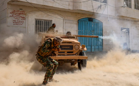 Pasukan Pemerintah Yaman yang dibeking Arab Saudi menembakkan senjata dari atas kendaraan militer, saat perang melawan Houthi berkecamuk di garis depan Jabal Han, barat Kota Taiz, Yaman, 21 Oktober 2026.(AFP/AHMAD AL BASHA)