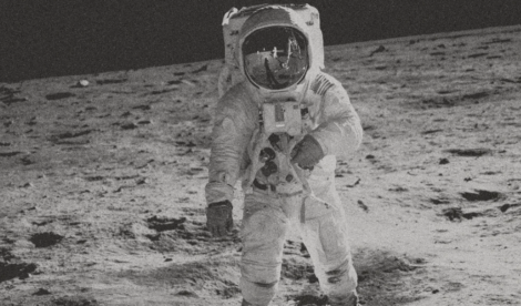 Ilustrasi astronaut berjalan di bulan. Foto: Rawpixel/Magnific.