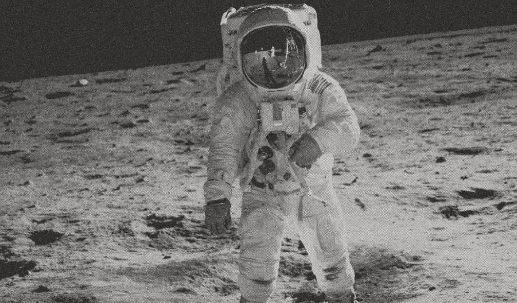 Ilustrasi astronaut berjalan di bulan. Foto: Rawpixel/Magnific.