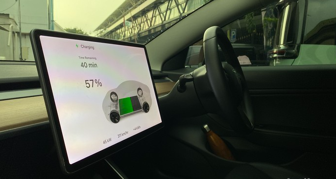 Ilustrasi headunit mobil listrik. Foto: Muhammad Hafizh Gemilang