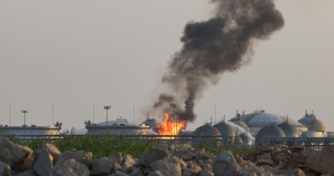 Foto: Kobaran api terlihat dari kilang Aramco di sebelah selatan Riyadh, Arab Saudi, Sabtu (3/10/2026). (REUTERS/Stringer)