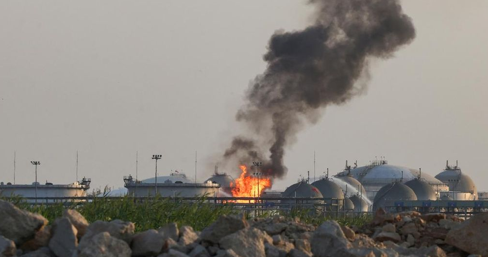 Foto: Kobaran api terlihat dari kilang Aramco di sebelah selatan Riyadh, Arab Saudi, Sabtu (3/10/2026). (REUTERS/Stringer)