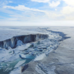 Bekas saluran di bawah Paparan Es Milne, yang terlihat setelah es pecah. Saluran ini mengalirkan air tawar dari danau epishelf ke Samudra Arktik. Foto: Cameron Fitzpatrick via The Brighter Side News