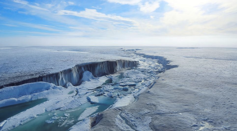 Bekas saluran di bawah Paparan Es Milne, yang terlihat setelah es pecah. Saluran ini mengalirkan air tawar dari danau epishelf ke Samudra Arktik. Foto: Cameron Fitzpatrick via The Brighter Side News
