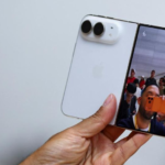 Foto: Seseorang memegang iPhone Duo lipat terbaru dalam acara Apple di Steve Jobs Theater di Cupertino, California, AS, pada 9 September 2026. (REUTERS/Carlos Barria)