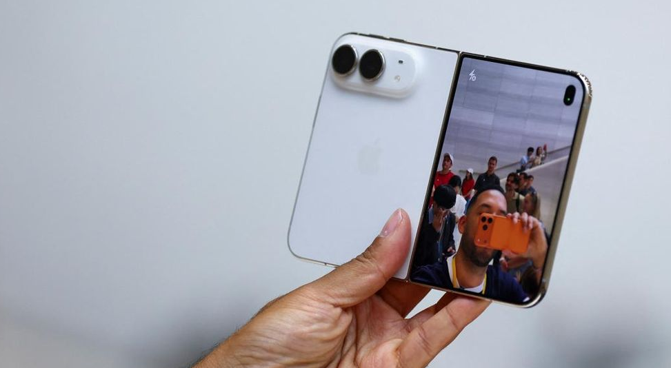 Foto: Seseorang memegang iPhone Duo lipat terbaru dalam acara Apple di Steve Jobs Theater di Cupertino, California, AS, pada 9 September 2026. (REUTERS/Carlos Barria)