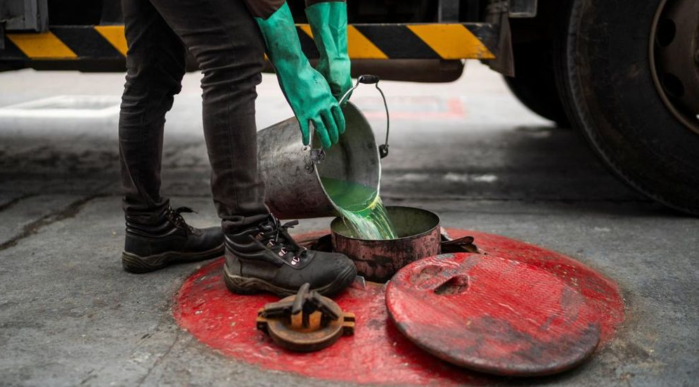 Ilustrasi BBM. Foto: REUTERS/Lisa Marie David