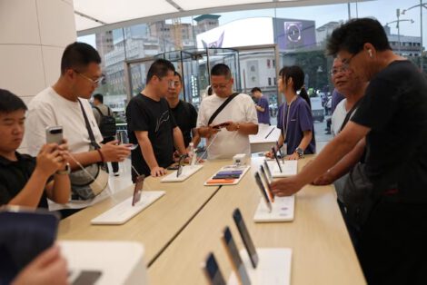 Visitors look at Huawei Pura smartphones displayed at a Huawei store in Beijing, China September 7, 2026. REUTERS/Florence Lo