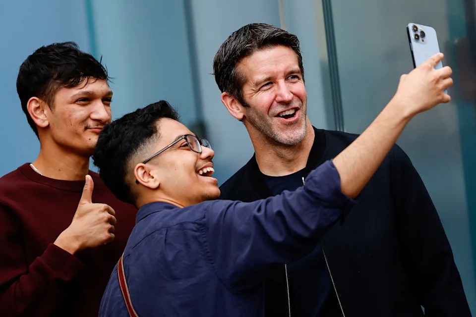 Apple CEO John Ternus poses for a photo with people, at the Apple Fifth Avenue flagship store during the launch of the Apple iPhone 18 Pro and 18 Pro Max, in New York City, US, September 18, 2026. REUTERS/Jeenah Moon · REUTERS / REUTERS