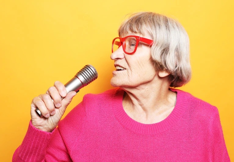 A new ‘speech clock’ analyses characteristics of a person’s voice, including pitch, to assess how quickly they are ageing.Credit: Cheschhh/Getty