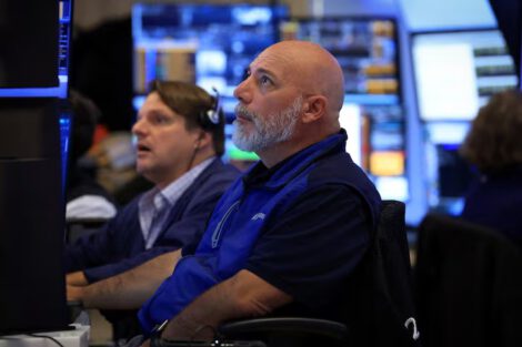 Traders work on the floor at the New York Stock Exchange (NYSE) in New York City, U.S., August 24, 2026. REUTERS/Brendan McDermid/File Photo