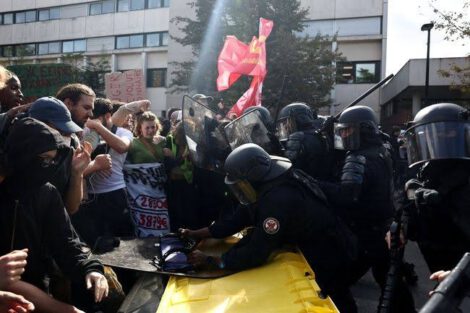 Polisi anti-huru-hara bersiaga menghadapi demonstrasi mahasiswa di Paris pasca-pernyataan Kepala Kepolisian setempat. Source: CNBC Indonesia / Potret Chaos Pelajar Bentrok dengan Polisi, 400 Sekolah Ditutup