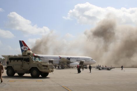 Asap membubung di sekitar area Bandara Internasional Aden Yaman setelah diterjang serangan rudal Houthi di tengah peningkatan intensitas pertempuran. Source: FAWAZ SALMAN / REUTERS