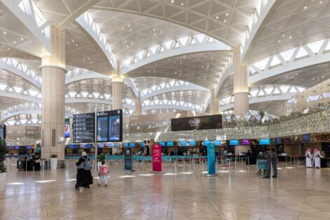 Suasana di wilayah udara dan bandara Riyadh yang mengalami penundaan jadwal penerbangan pasca-dentuman keras akibat serangan drone dan rudal. Source: Boarding1Now / Getty Images