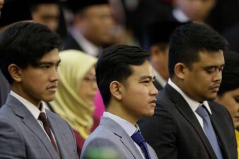 Bobby Nasution memberikan tanggapan terkait bergulirnya isu pemakzulan Wakil Presiden Gibran Rakabuming Raka. Source: KOMPAS.com / Menunggu Gagasan Gibran, Kaesang, dan Bobby