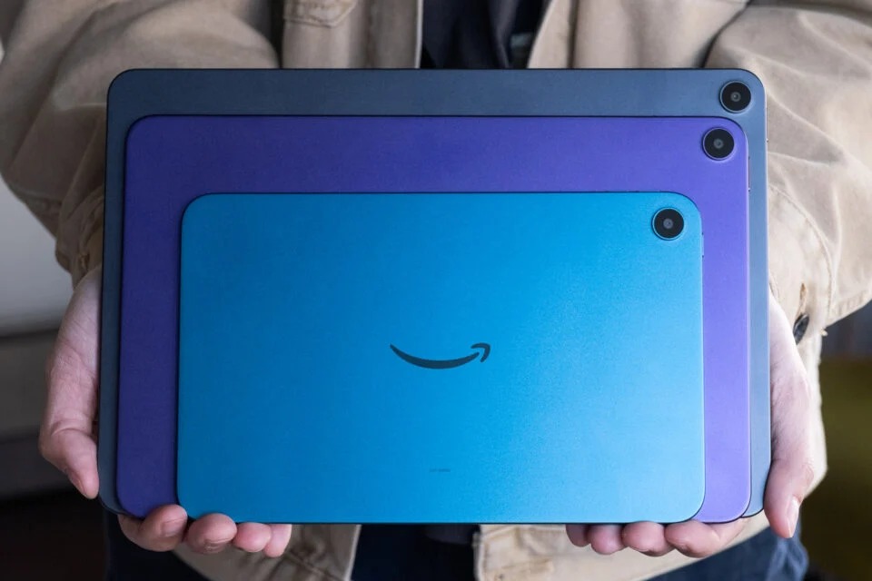 The Amazon Alexa Tablet 8 on top of the Alexa Tablet 11 on top of the Alexa Tablet 12 Pro. © Adriano Contreras / Gizmodo