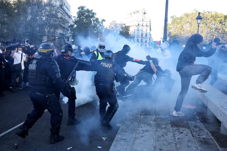 Police officers in riot gear clash with demonstrators during nationwide protests in Paris, France, October 8, 2026, to demand better school conditions. REUTERS/Pedro Nunes/File Photo