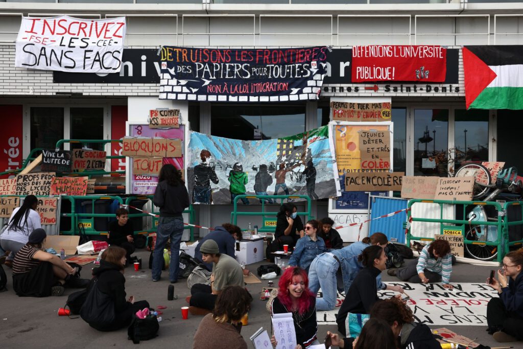 Aksi pemblokiran fasilitas pendidikan oleh pelajar di Prancis. Source: Tom Nicholson / Getty Images