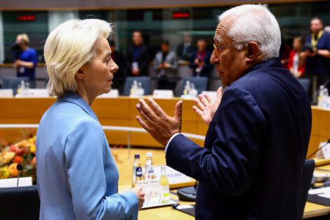 European Commission President Ursula von der Leyen and European Council President Antonio Costa talk on the day of the European Union leaders' summit in Brussels, Belgium October 15, 2026. REUTERS/Yves Herman