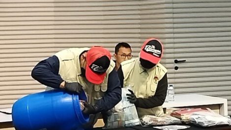 Foto: Penampakan tong biru berisi Rp 934 yang disita KPK dari OTT Bupati Klaten (Kurniawan/detik)