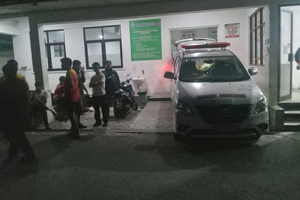 Kondisi di kamar jenazah RSUD Cianjur, Jawa Barat, Sabtu (27/10/2026) malam saat pemulasaraan jenazah seorang peserta ITB Ultra Marathon yang ditemukan kolaps di pinggir jalan dan dinyatakan meninggal dunia.(KOMPAS.COM/FIRMAN TAUFIQURRAHMAN)