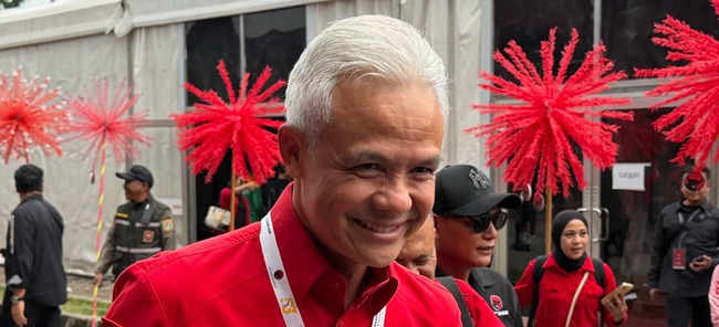 Ketua DPP PDIP Ganjar Pranowo menanggapi perihal kasus Operasi Tangkap Tangan (OTT) terhadap Bupati Klaten Hamenang Wajar Ismoyo pada Kamis (16/10). (CNN Indonesia/Loamy N)