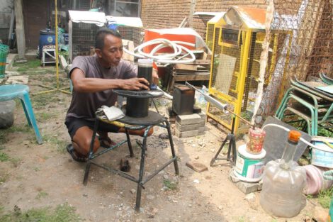 Warga Kudus, Benny saat mengoperasikan alat pirolisis yang ia rakit sendiri untuk mengubah sampah plastik menjadi BBM, Minggu (11/10/2026).(dok. Benny)