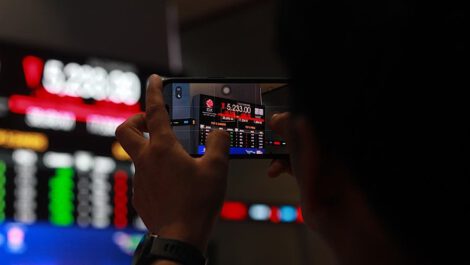 Karyawan di depan layar pergerakan harga saham (IHSG) di Bursa Efek Indonesia (BEI), Jumat (16/10/2026). (Bloomberg Technoz/Andrean Kristianto)