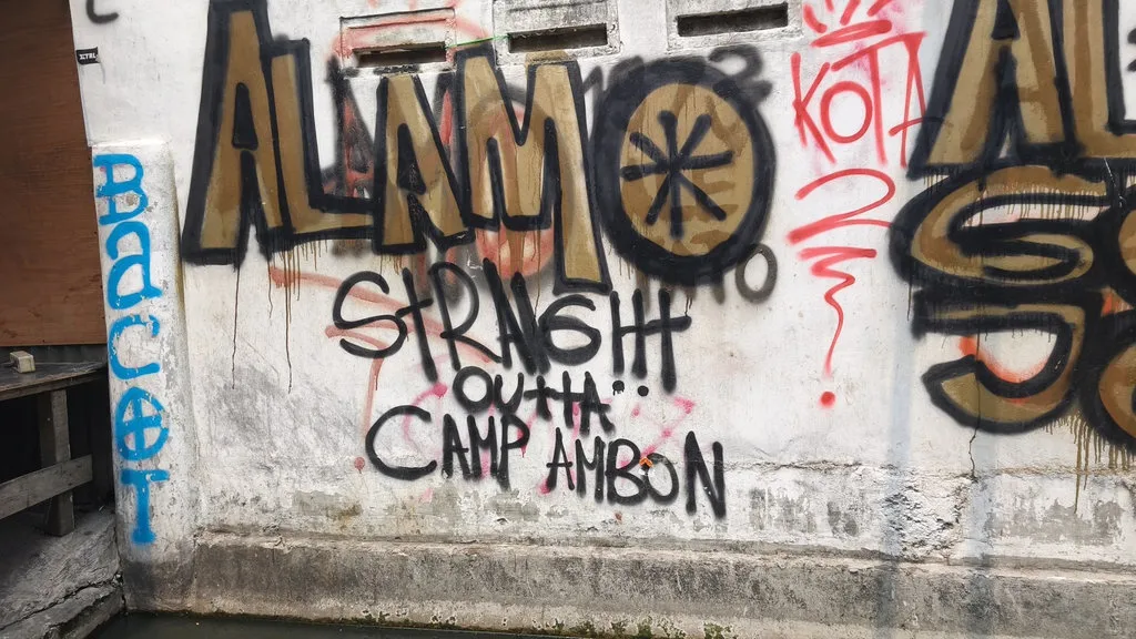 Tulisan “alamo” di sejumlah lokasi di Kampung Ambon, Kedaung Kali Angke, Cengkareng, Jakarta Barat, saat terjadi penggerebekan oleh aparat kepolisian pada Kamis (15/10/2026) pagi. tirto.id/Naufal Majid